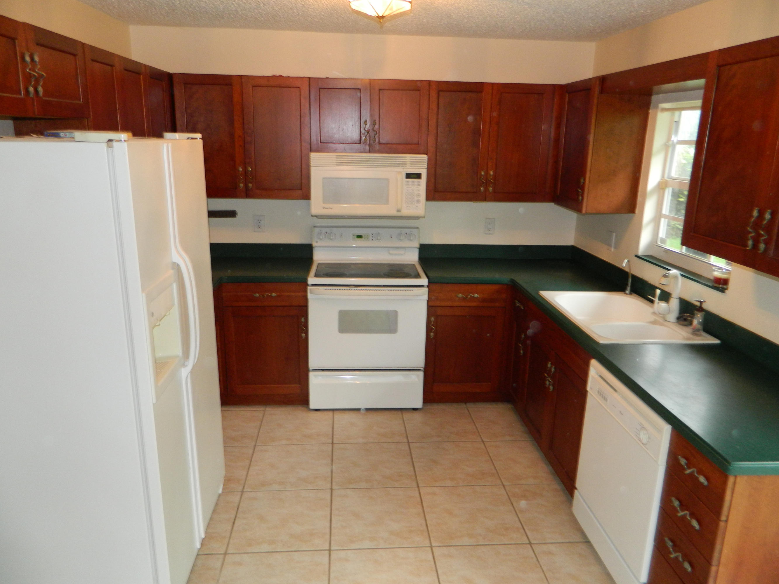 6070 Wolfe Street Jupiter, FL 33458 - Photo 2 of 11 Kitchen