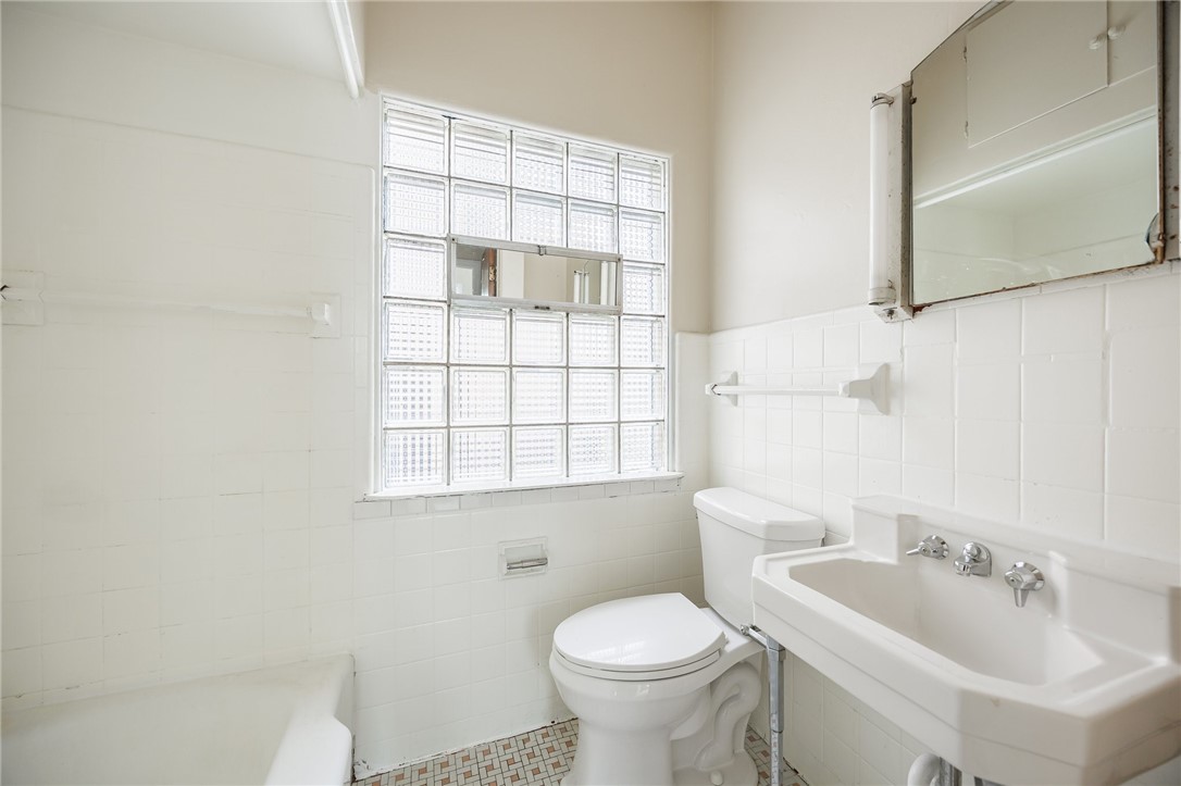 18 Vick Park B, Unit 3 Rochester, NY 14607 - Photo 10 of 12 Bathroom