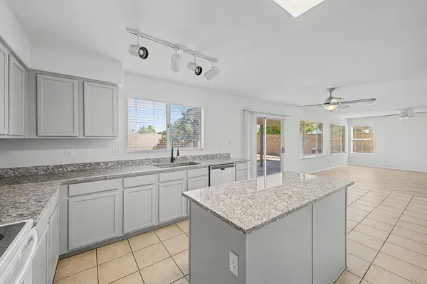 $2,595 | 1295 South Honeysuckle Lane, Gilbert, AZ 85296