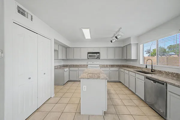 $2,611 | 1295 South Honeysuckle Lane, Gilbert, AZ 85296