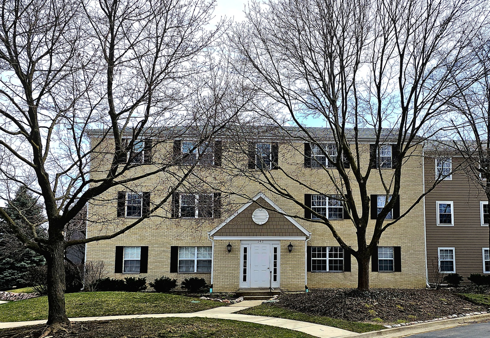 142 East Winchester Road, Unit B Libertyville, IL 60048 - Photo 1 of 1 a front view of a house with a yard