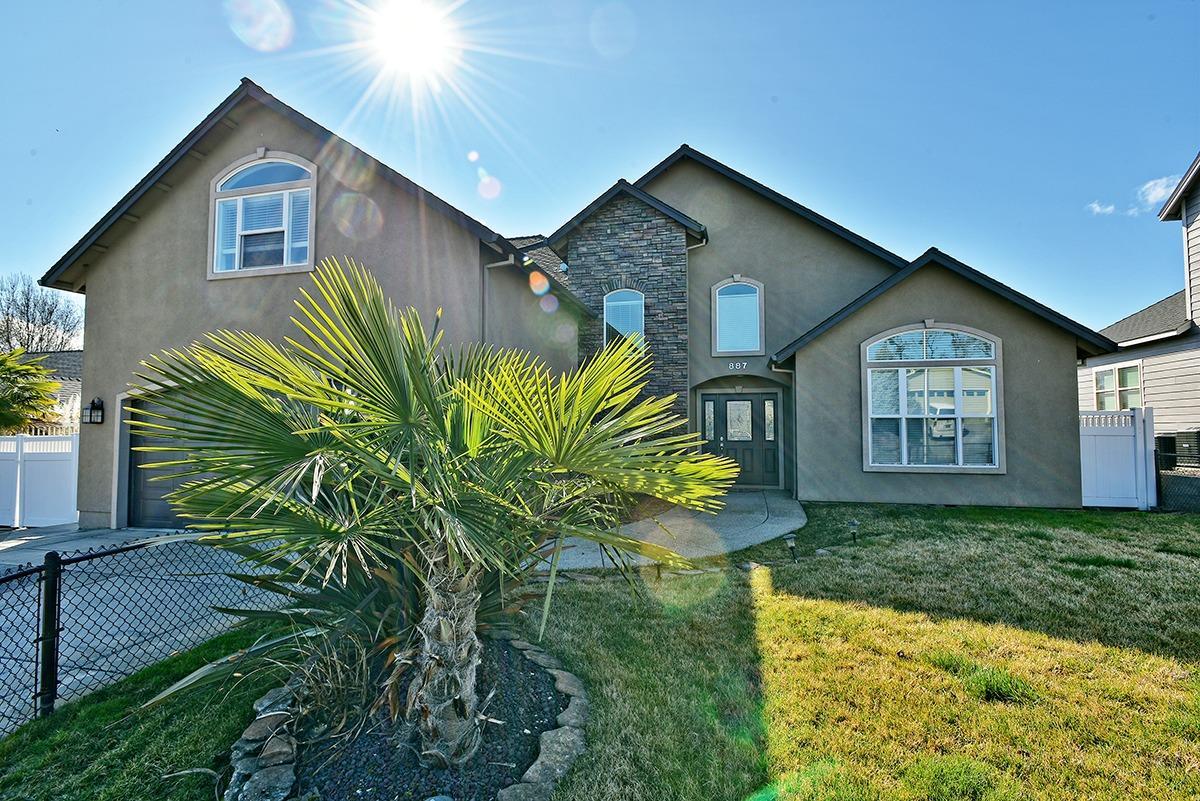 887 Ridgeview Drive Eagle Point, OR 97524 - Photo 1 of 30 Primary Photo