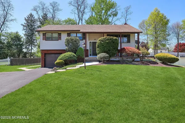 $699,000 | 40 Stratford Drive, Manalapan, NJ 07726
