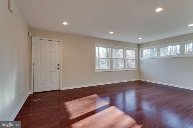 7613 Locust Lane Fort Washington, MD 20744 - Photo 19 of 26 Living Room