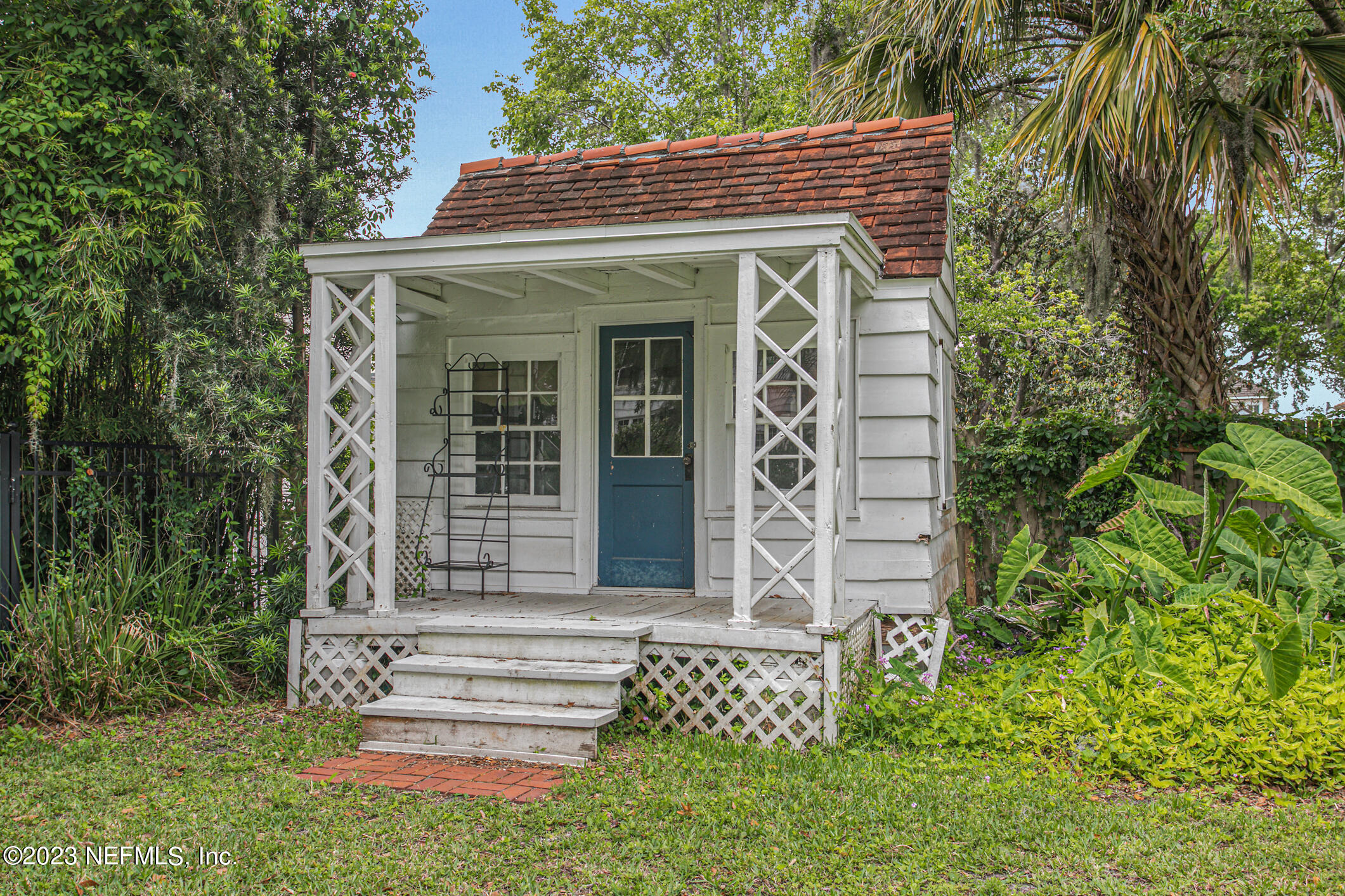 2103 River Road Jacksonville, FL 32207 - Photo 49 of 67 a front view of a house with a garden