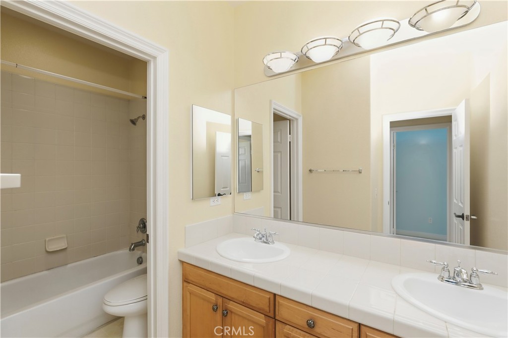 16861 Ridge Cliff Drive Riverside, CA 92503 - Photo 39 of 61 Shared Bathroom