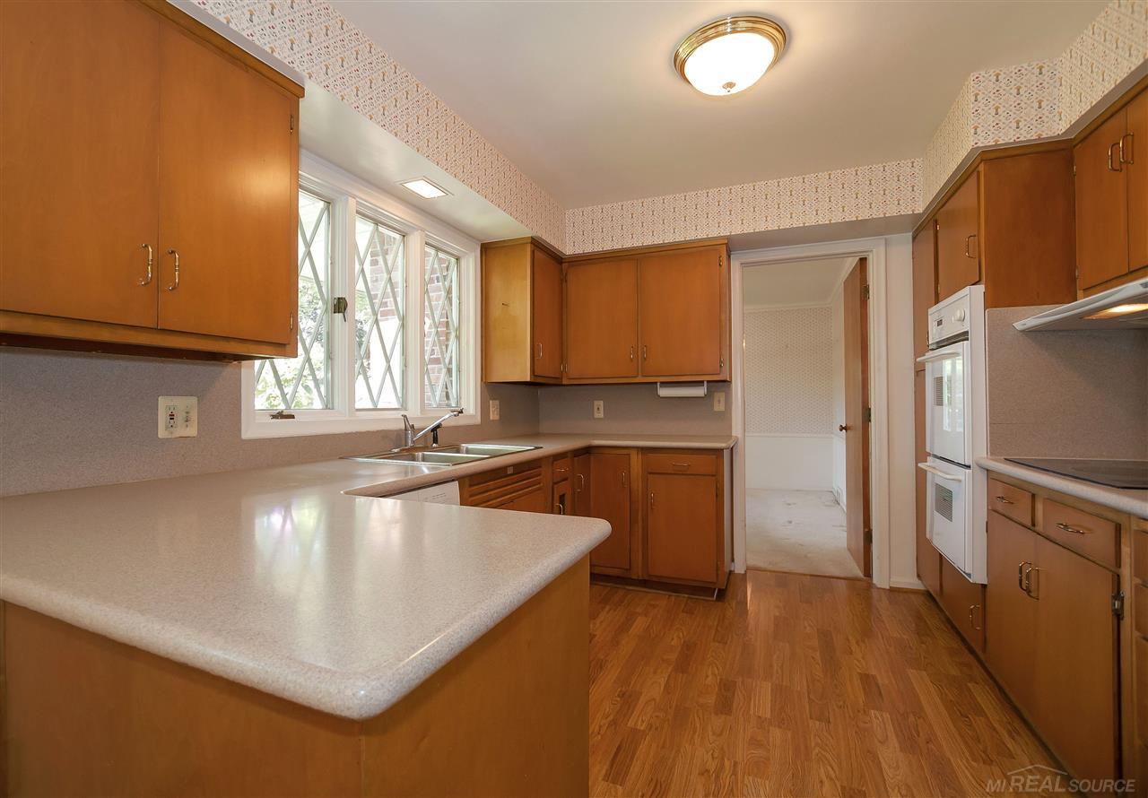 51 North Duval Road Grosse Pointe, MI 48236 - Photo 12 of 36 31349886-12.JPG