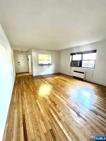 $1,675 | 3020 Edwin Avenue, Unit 1A, Fort Lee, NJ 07024