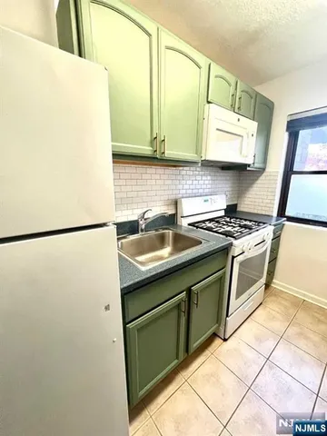 $1,675 | 3020 Edwin Avenue, Unit 1A, Fort Lee, NJ 07024