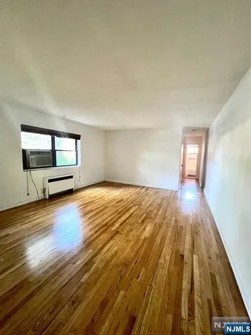 $1,675 | 3020 Edwin Avenue, Unit 1A, Fort Lee, NJ 07024