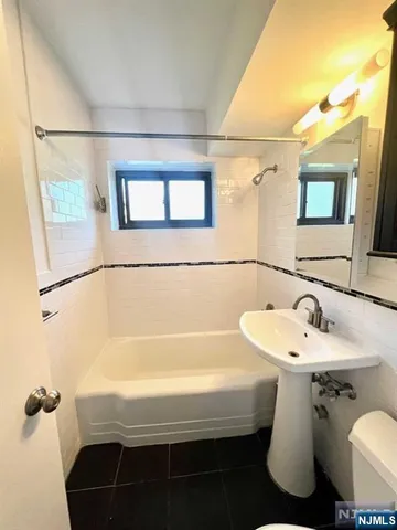 $1,675 | 3020 Edwin Avenue, Unit 1A, Fort Lee, NJ 07024