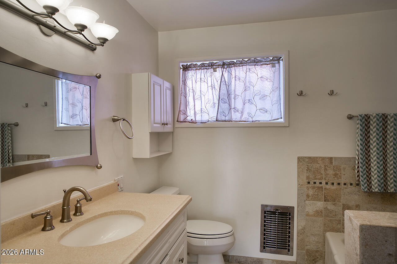 130 East Coronado Road, Unit 16 Phoenix, AZ 85004 - Photo 9 of 16 Bathroom*