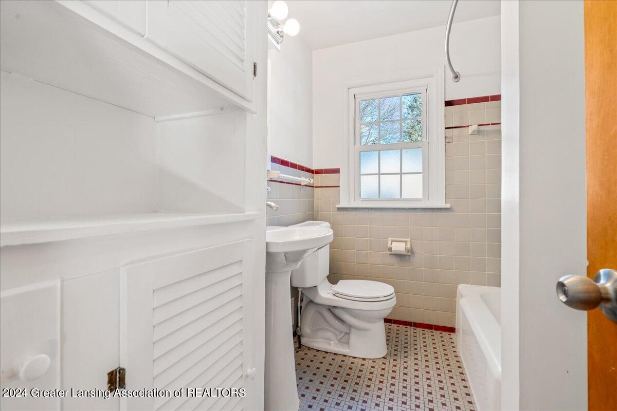 2525 Arlington Road Lansing, MI 48906 - Photo 18 of 37 18-Media Jett-18