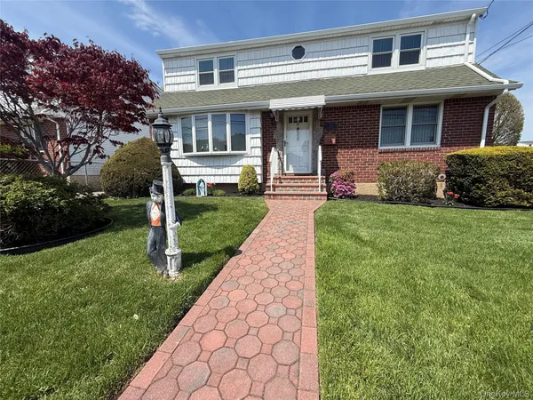 $2,350 | 31 Lenox Avenue, Westbury, NY 11590