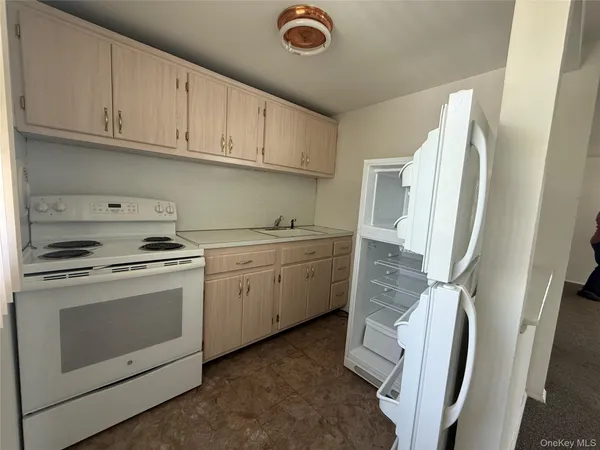 $2,350 | 31 Lenox Avenue, Westbury, NY 11590