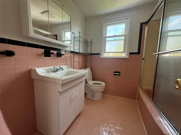 $2,350 | 31 Lenox Avenue, Westbury, NY 11590
