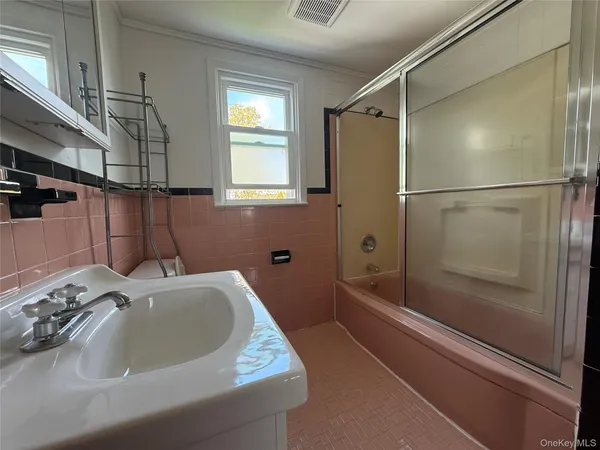 $2,350 | 31 Lenox Avenue, Westbury, NY 11590