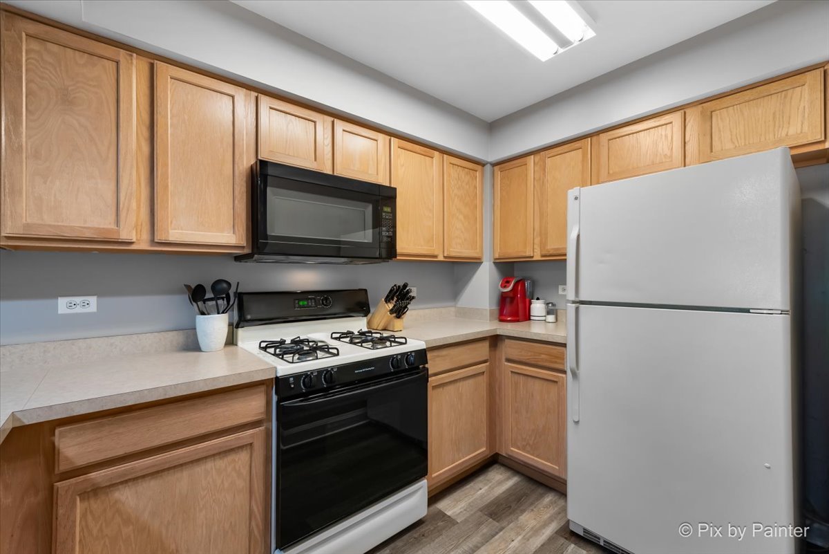 5742 Fieldstone Trail McHenry, IL 60050 - Photo 13 of 29 a kitchen with a refrigerator stove and microwave