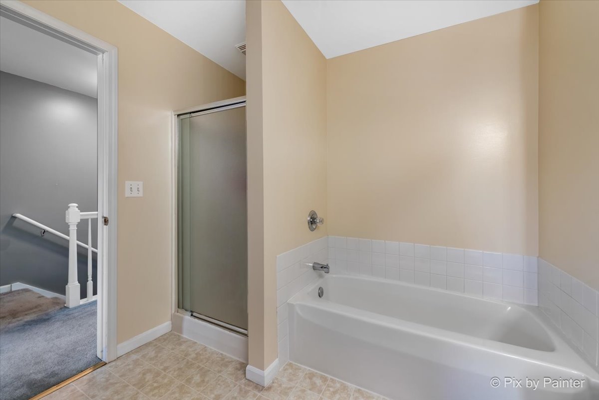 5742 Fieldstone Trail McHenry, IL 60050 - Photo 21 of 29 a bathroom with a bathtub