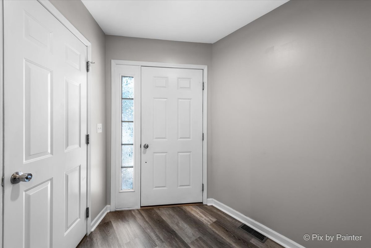 5742 Fieldstone Trail McHenry, IL 60050 - Photo 5 of 29 a view of small space