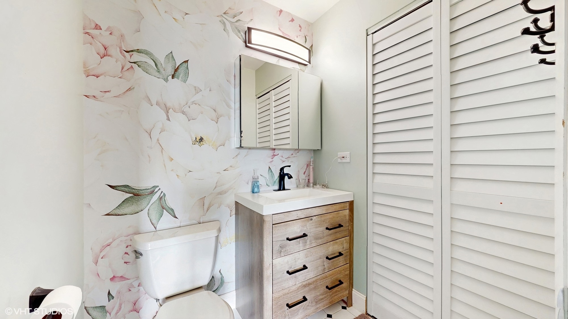 2206 Oak Lane Rolling Meadows, IL 60008 - Photo 12 of 24 a bathroom with a bathtub sink and toilet