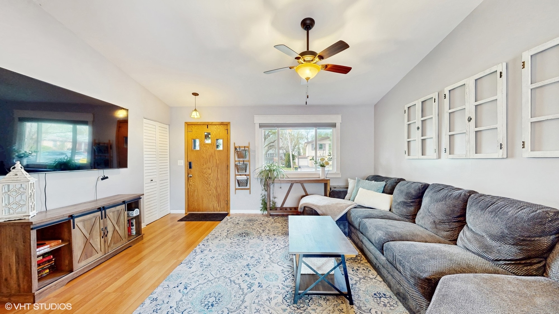 2206 Oak Lane Rolling Meadows, IL 60008 - Photo 4 of 24 a living room with furniture and a flat screen tv