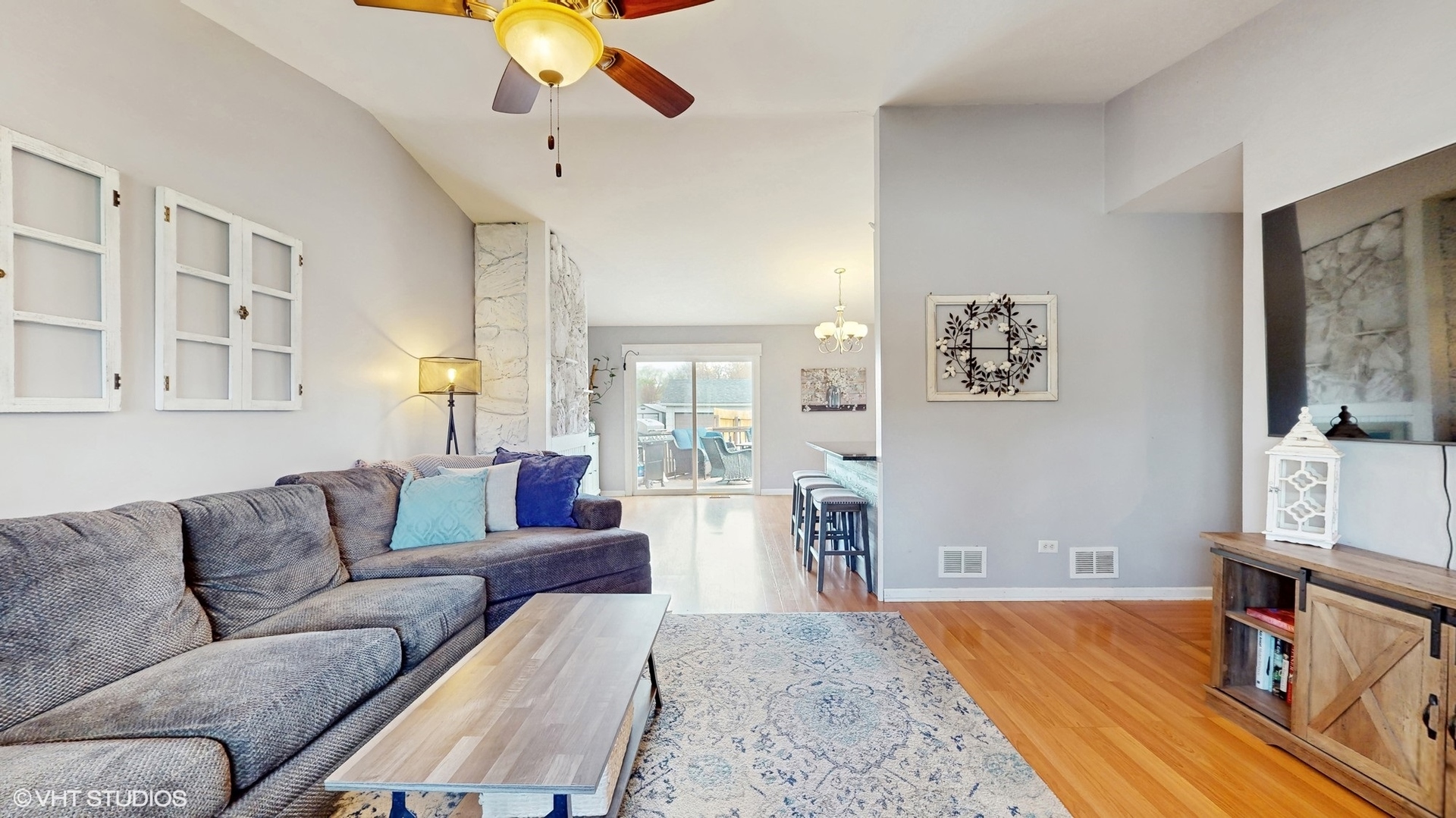 2206 Oak Lane Rolling Meadows, IL 60008 - Photo 5 of 24 a living room with furniture and a flat screen tv