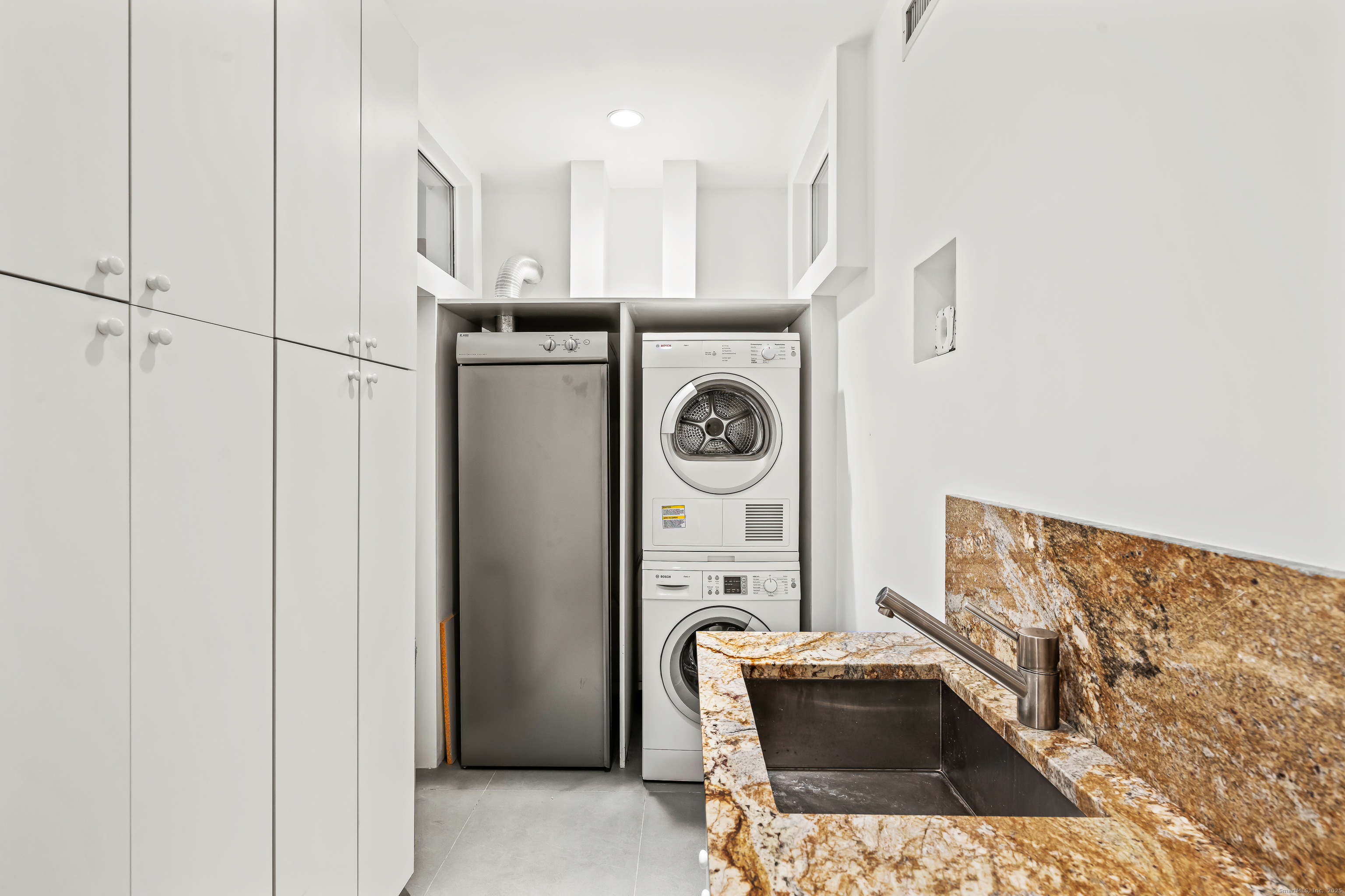 565 Oenoke Ridge New Canaan, CT 06840 - Photo 27 of 39 a utility room with dryer and washer