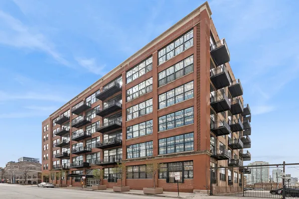 $575,000 | 525 West Superior Street, Unit 325, Chicago, IL 60654