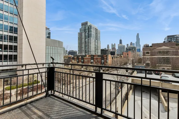 $575,000 | 525 West Superior Street, Unit 325, Chicago, IL 60654