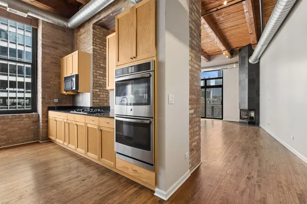 $575,000 | 525 West Superior Street, Unit 325, Chicago, IL 60654