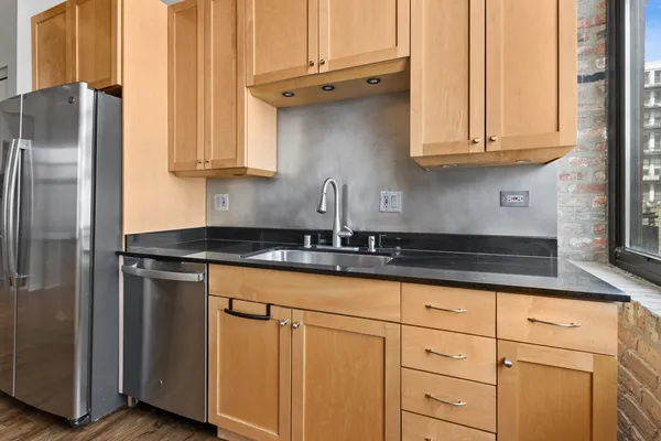 $575,000 | 525 West Superior Street, Unit 325, Chicago, IL 60654