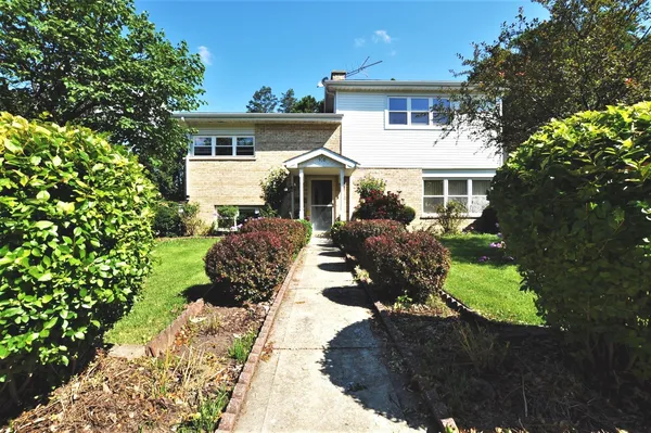 $475,000 | 910 Hollywood Avenue, Des Plaines, IL 60016