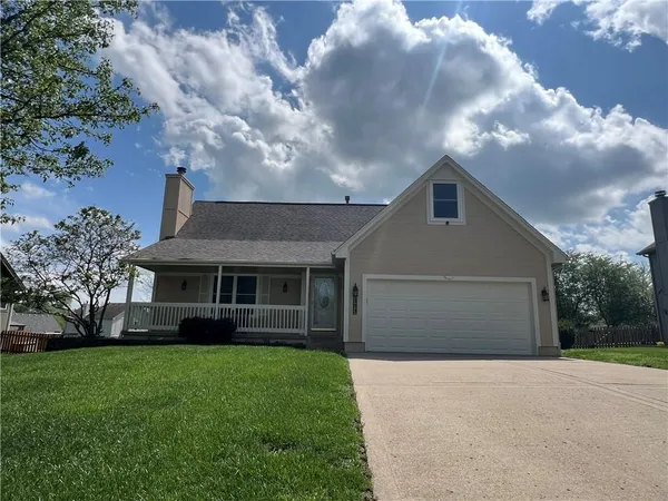 $449,900 | 303 Southwest Albatross Court, Lee's Summit, MO 64082