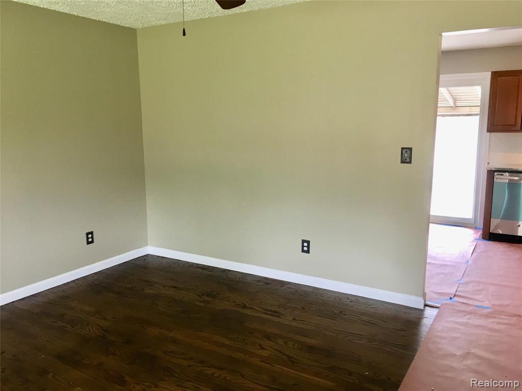 7238 Superior Street Center Line, MI 48015 - Photo 4 of 24