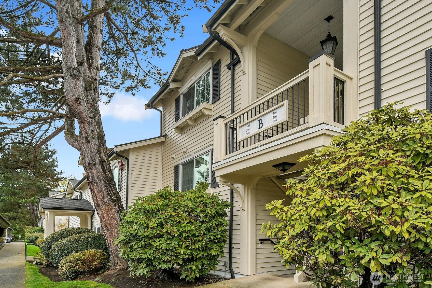 12404 East Gibson Road, Unit B304 Everett, WA 98204 - Photo 3 of 26