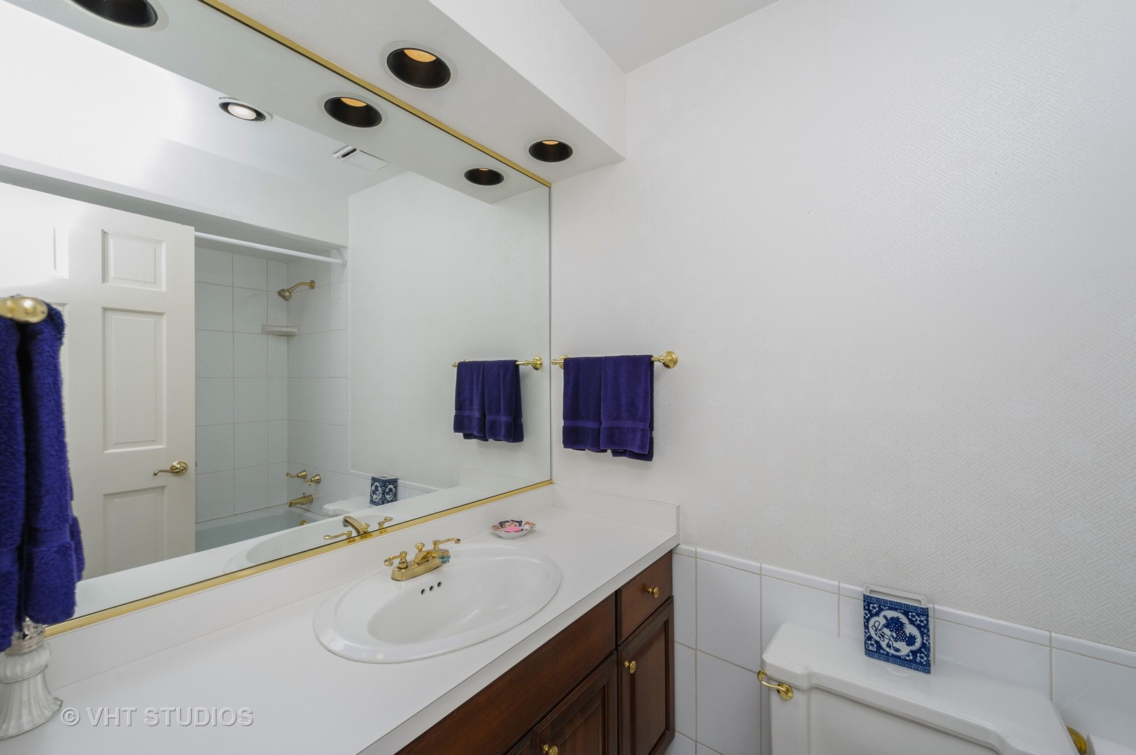 107 Brinker Road Barrington Hills, IL 60010 - Photo 22 of 32 a bathroom with a tub sink and mirror