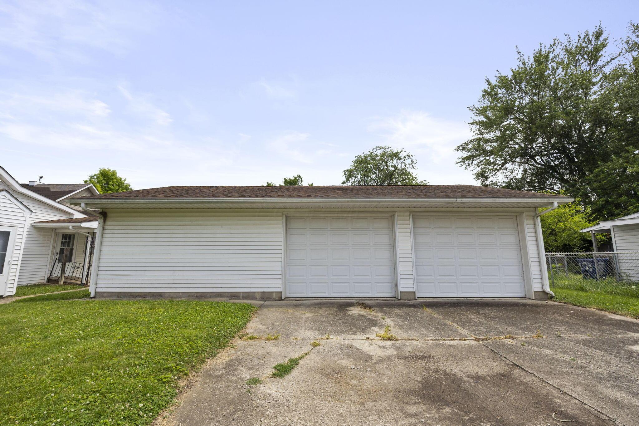 175 South 5th Street Newark, OH 43055 - Photo 49 of 50 Garage and Driveway
