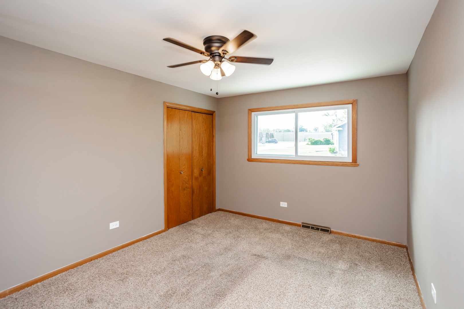 7840 Cronin Avenue, Unit 2 Justice, IL 60458 - Photo 14 of 20 a view of an empty room with a window