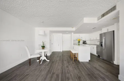 $2,500 | 150 Southeast 25th Road, Unit 2J, Miami, FL 33129