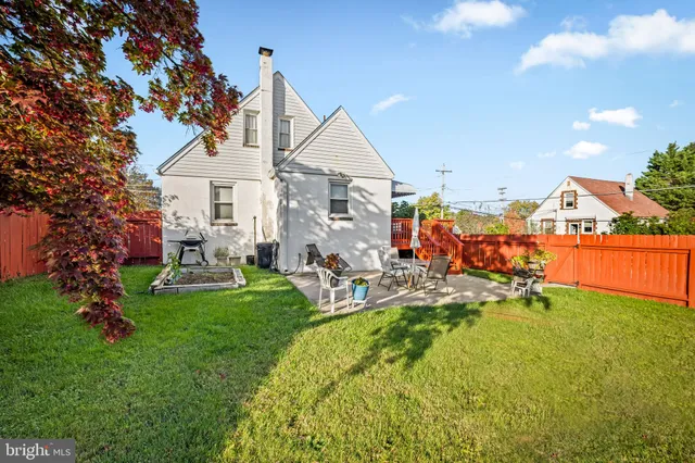 a view of an house with backyard porch and garden
