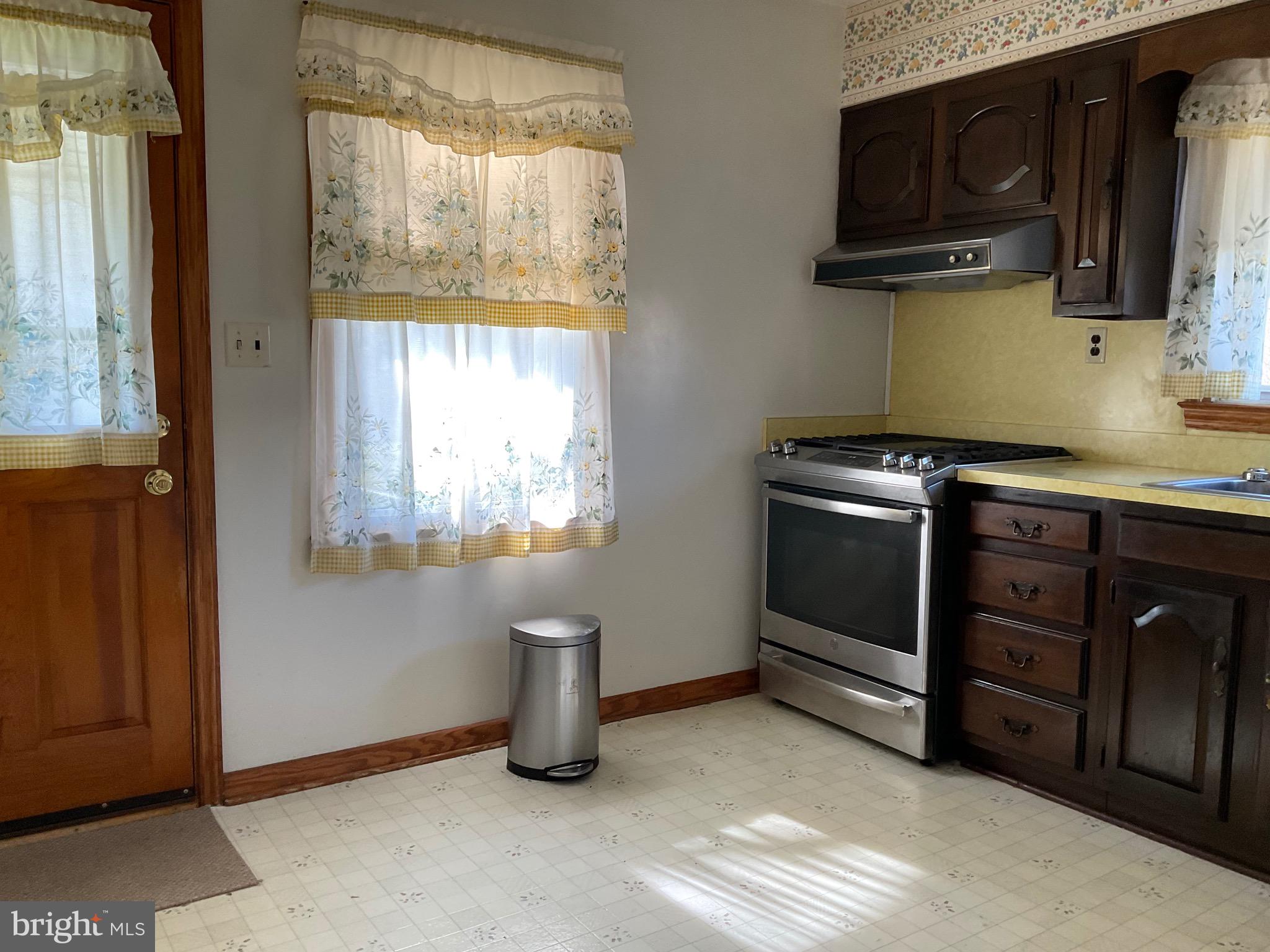 7522 Harmans Road Harmans, MD 21077 - Photo 8 of 30 Kitchen with table space