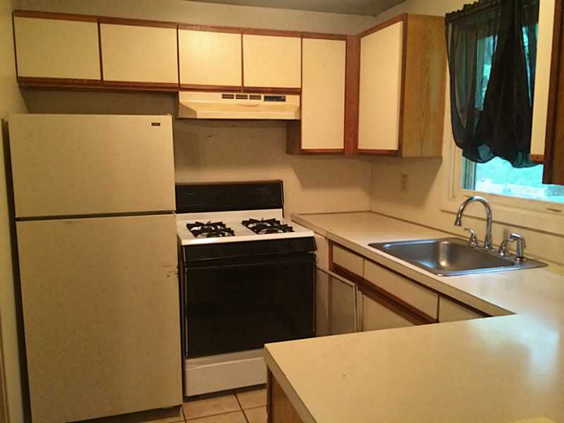 33 Reed Street, Unit 33 Warwick, RI 02886 - Photo 4 of 8 Kitchen.