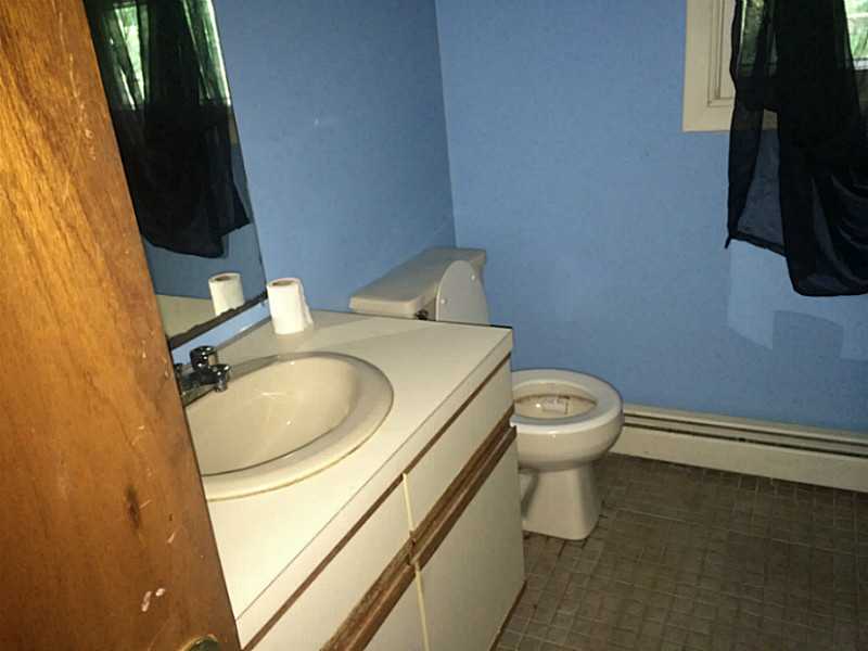 33 Reed Street, Unit 33 Warwick, RI 02886 - Photo 6 of 8 Bathroom.
