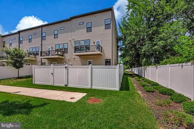 a view of a fountain in front of a building
