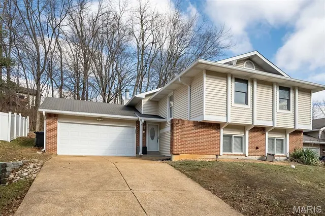 $365,000 | 537 Treetop Village Drive, Ballwin, MO 63021