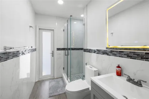 a view of yard with green space