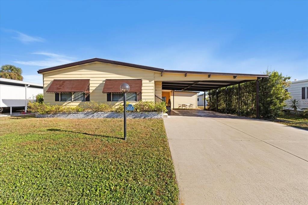 a view of a house with a yard