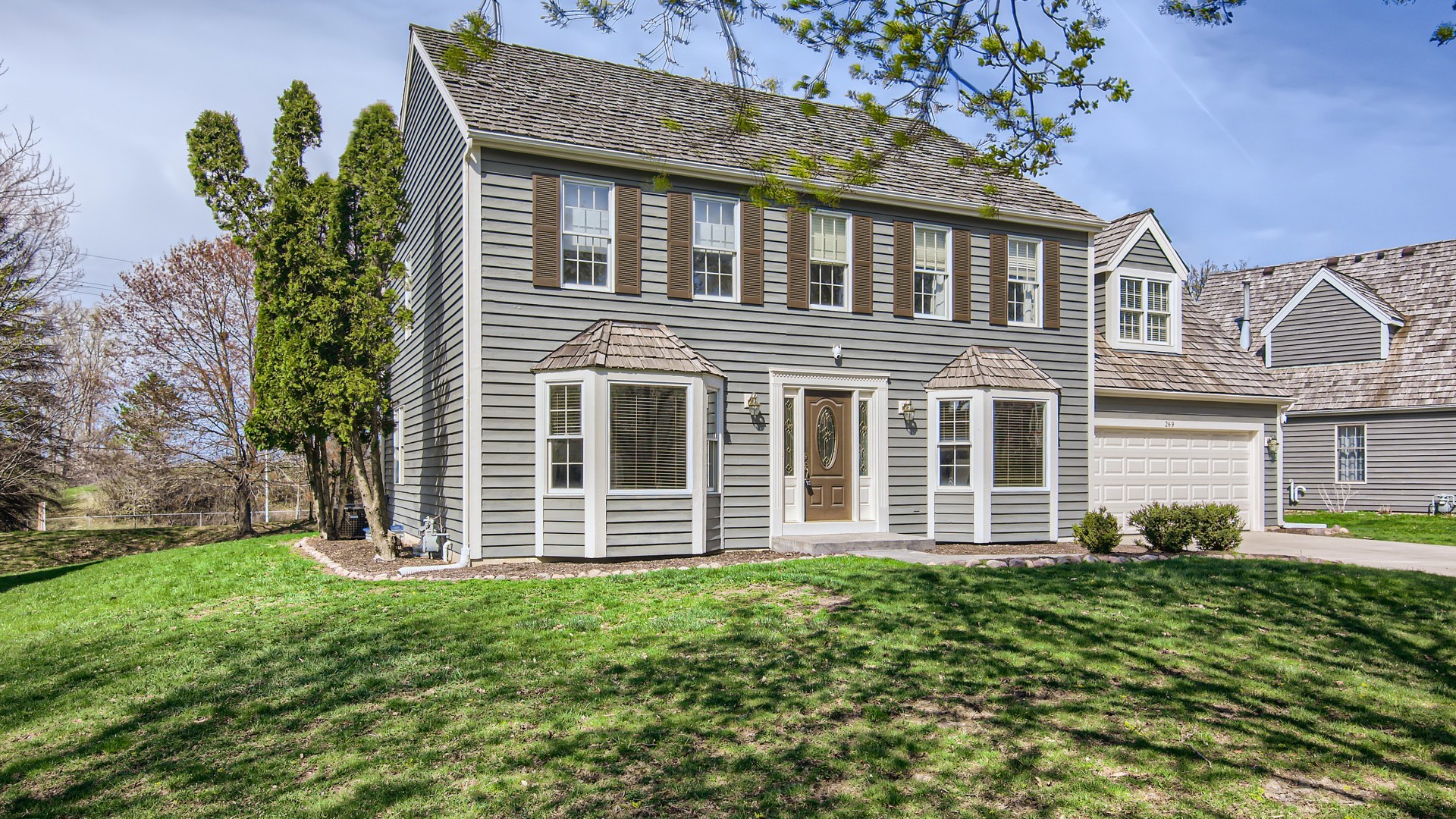 269 Concord Square Gurnee, IL 60031 - Photo 2 of 28 a front view of a house with a garden