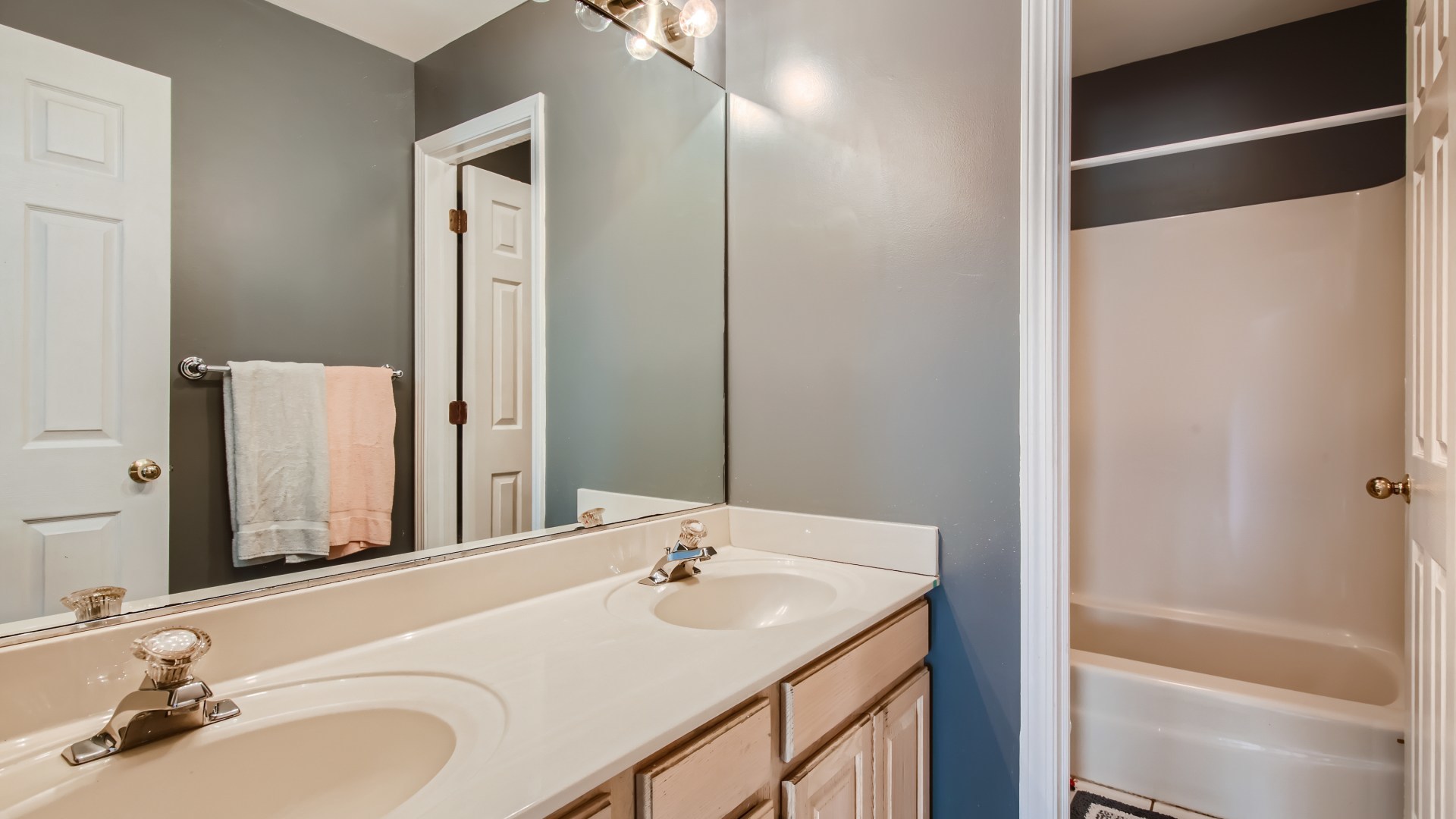 269 Concord Square Gurnee, IL 60031 - Photo 25 of 28 a bathroom with a sink and a mirror